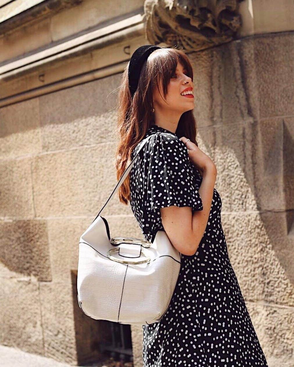 アクセサライズのインスタグラム：「Outfit inspo for the week ahead.. 💭 @eilis.anne shows us how it's done in our NEW slouchy cream bag and trending padded headband.  Headband - 🔍: 7868260300 Bag - 🔍: 7906241500 #Accesorize #Accessorizer」