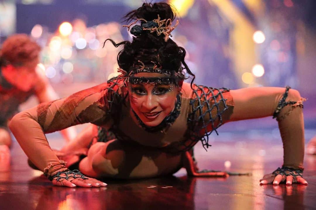 マリッサ・キングのインスタグラム：「Keep your eye on the prize... which in this case is a day off tomorrow 😂😁 Happy Sunday! 📷: @gregkolz . . #lastoneoftheweek #cirqueway #tourlife #alegriacirquedusoleil #cirquedusoleil #stagelife #bronx #powertrack」