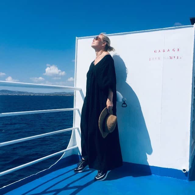 エマニュエル・ベアールのインスタグラム：「#theboattoheaven  #greece🇬🇷」