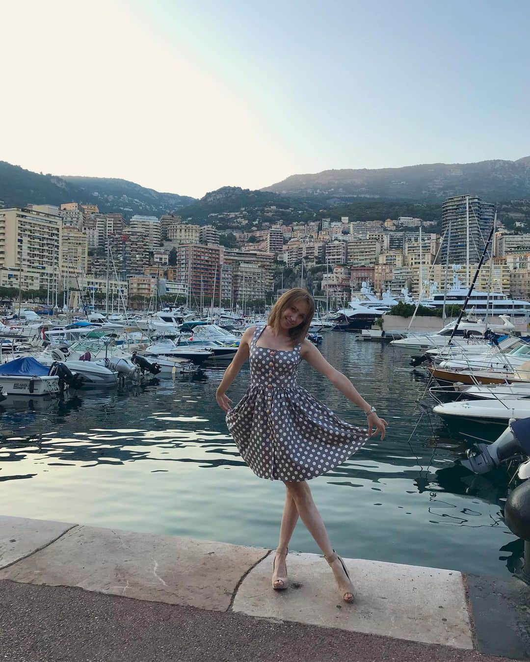 アンジェリーク・アバチキナのインスタグラム：「"It's like a beach blanket and a bottle of wine, it feels something like summertime " 🌤 #summer #dress #monaco #summerdress #boats #port #portdemonaco #bateaux #sunset」