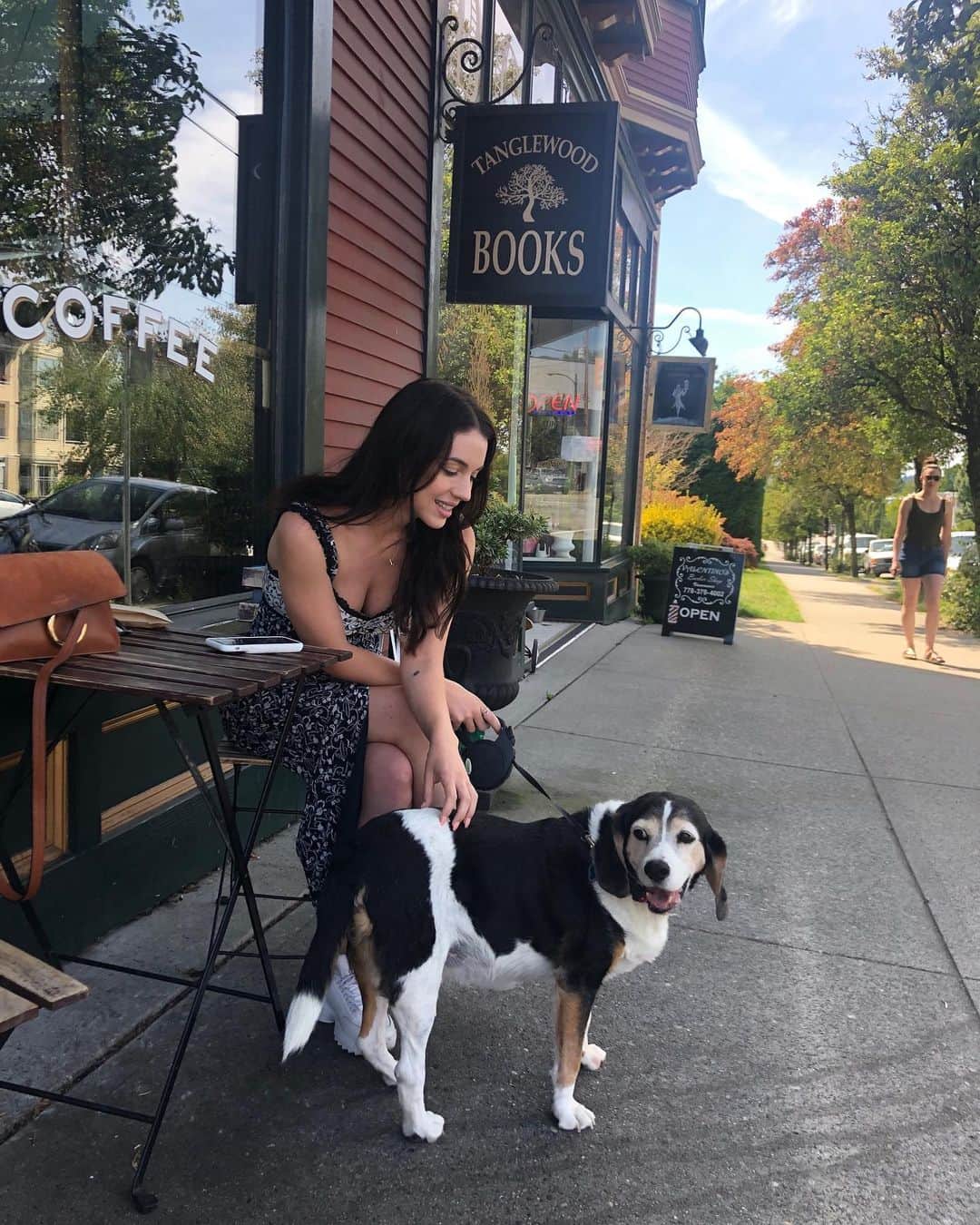 アデレード・ケインのインスタグラム：「Pup life 🐶」