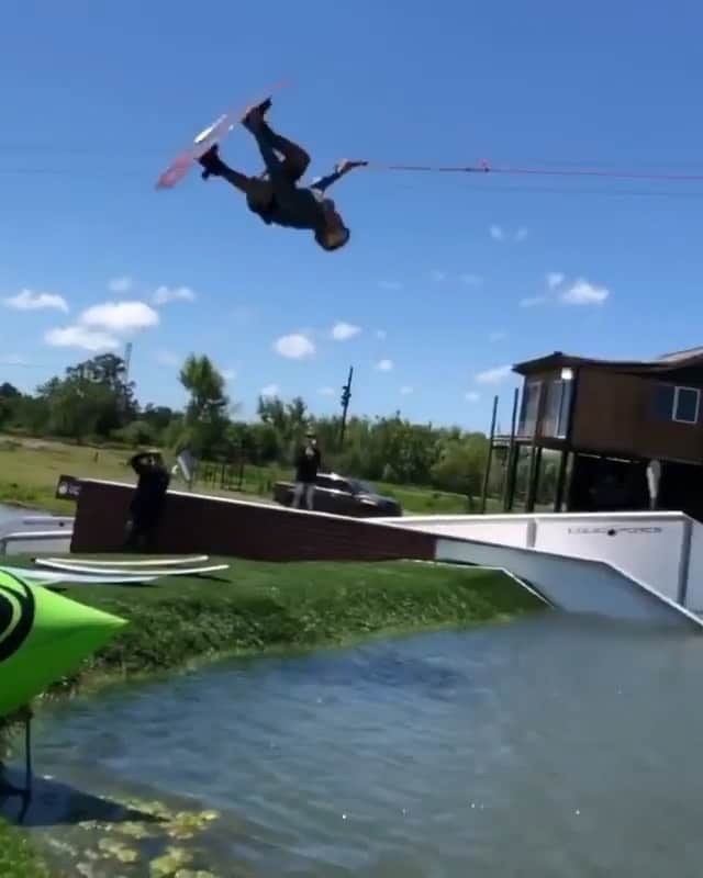 レッドブルのインスタグラム：「Guenther Oka always goes full send 💯 🏃‍♂️ @guentheroka  #wakeboard #wakepark #shred #redbull #givesyouwings」
