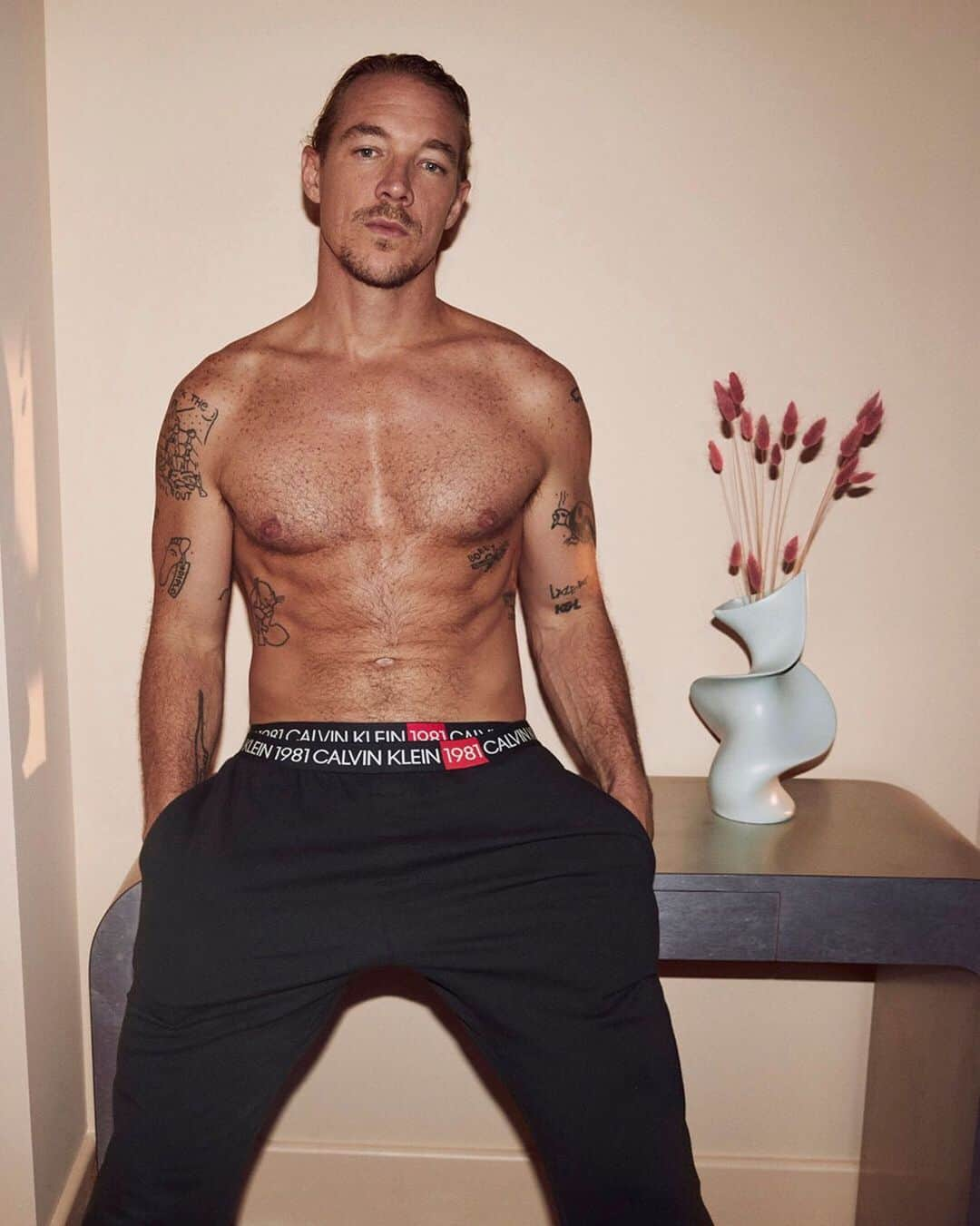 Calvin Kleinさんのインスタグラム写真 - (Calvin KleinInstagram)「Lounge like @diplo in #MYCALVINS ⠀⠀⠀⠀⠀⠀⠀⠀ This is #Diplo #IRL in #CALVINKLEINUNDERWEAR 1981 Bold Joggers and Trunks. ⠀⠀⠀⠀⠀⠀⠀⠀ Shot by @studio_jackson Tap to shop:  1981 Bold Joggers [US, Asia] 1981 Bold Trunks [Global]」8月19日 2時56分 - calvinklein