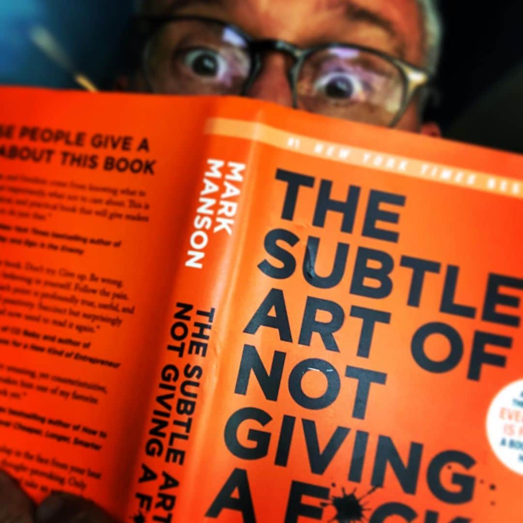 アダム・シャンクマンさんのインスタグラム写真 - (アダム・シャンクマンInstagram)「Lightning just struck and what has been read cannot be unread. Thank you @markmanson . And of course I feel vindicated for my irritating life premise that I have never learned anything or grown in any way by being right!  If everyone read this the world would be a far better, less stressed, f-giving free zone. Also, it took one and a half days to read and I really appreciate that. Werd #thesubtleartofnotgivingaf***」8月19日 2時56分 - adamshankman