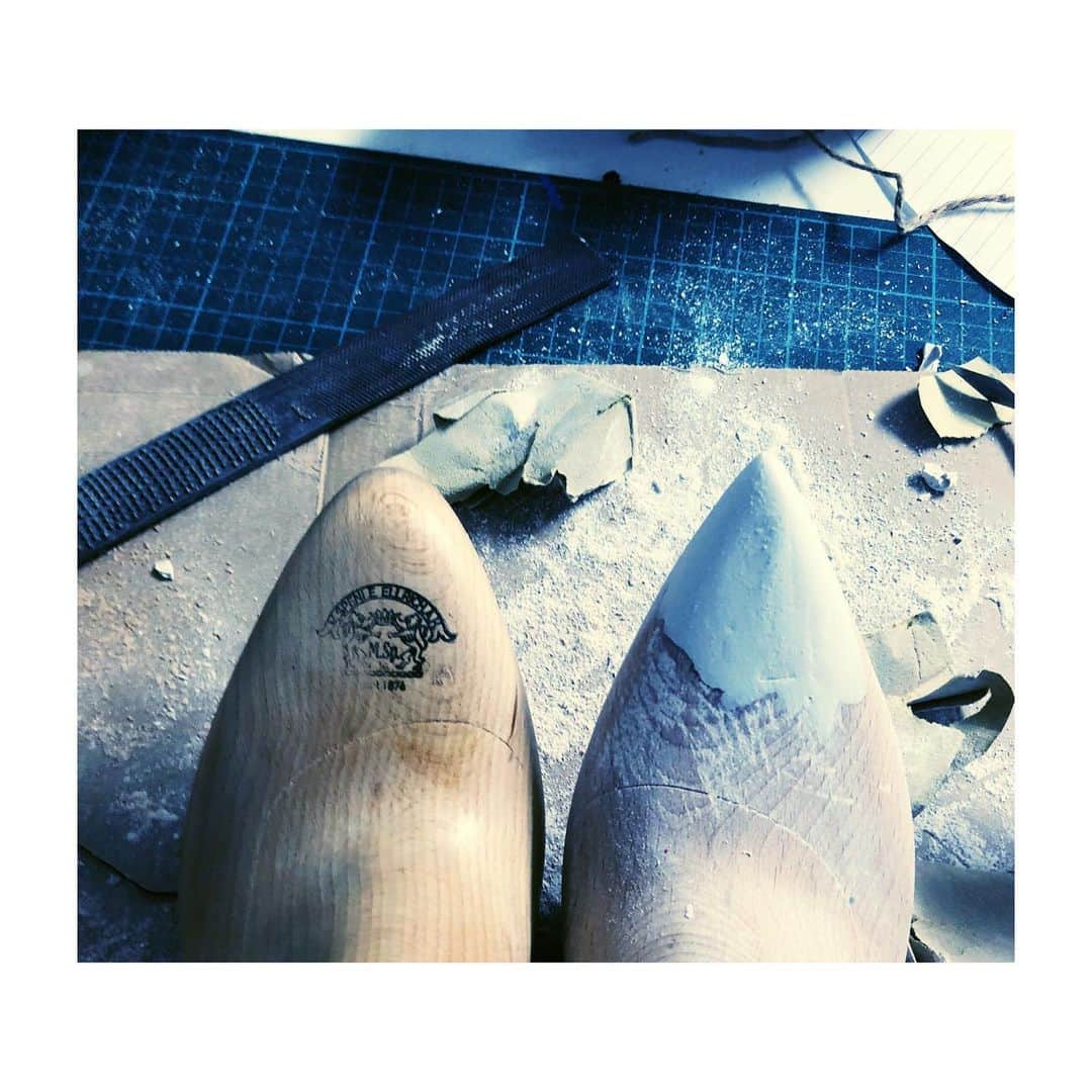 デニズテルリのインスタグラム：「Before and after. What can I say, I like my nose pointy.  #pointylast #handmade #footweardesigner #lastcomesfirst #conceptualshoes #highheels #denizterli #newcollection #shoemaker #rotterdam」
