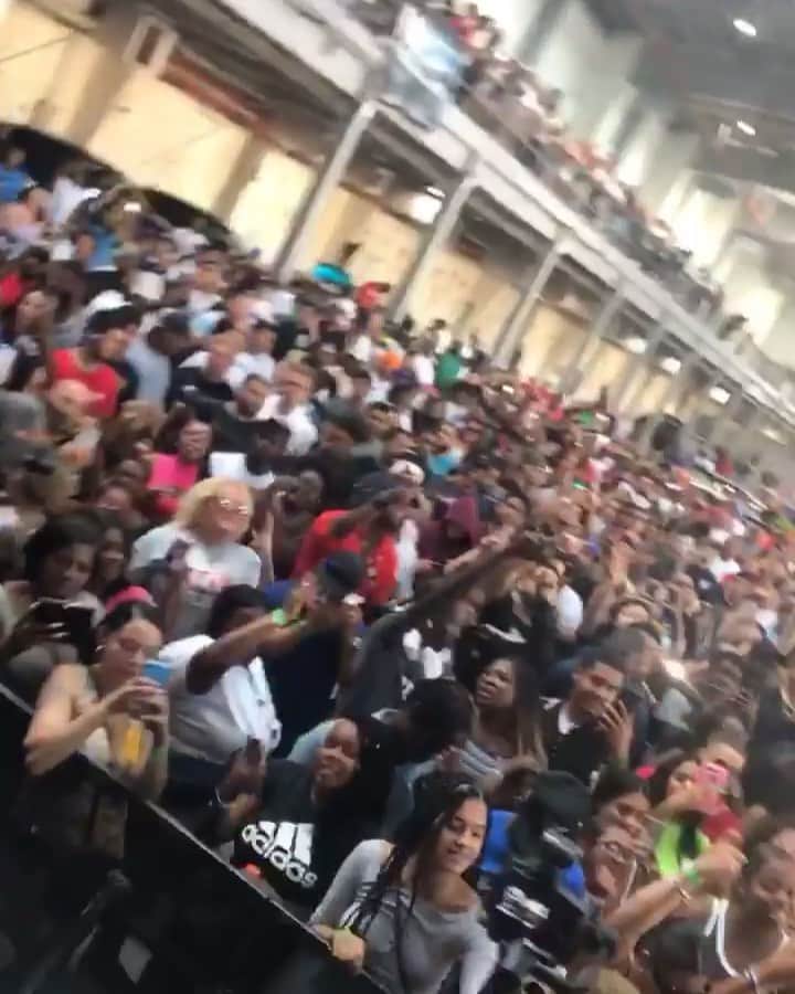 ファンクマスター・フレックスのインスタグラム：「Incase u need another angle!!!@djkhaled killing!!! @djnasty on the set!!! 15,000 Indoor/Outdoor!!!! @litdigitaldjs !!!! @djbobbytrends !!!! Everything Maria approved !!!!」