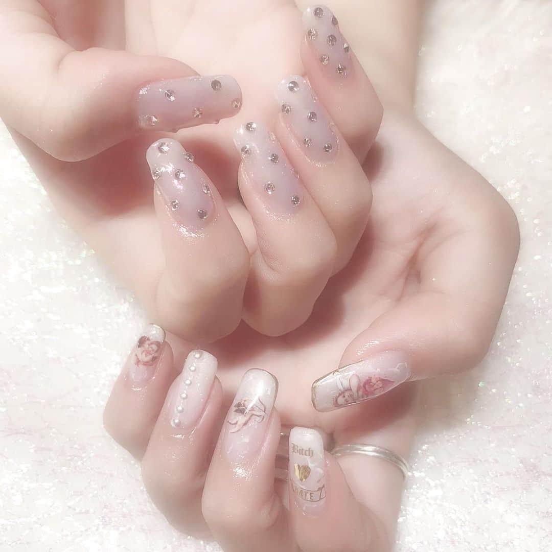 胡桃兎愛のインスタグラム：「ずっとしてみたかったデザインを沢山ぎゅってつめこんでもらってきた~！ 久々に左右違うデザインをお願いしてみたっ！ お気に入りすぎてネイルみる度にめちゃくちゃはっぴーになれちゃう❤︎ #kuruminonail」