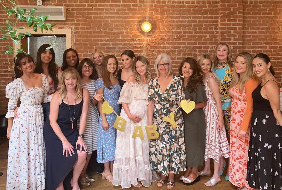 サマンサ・ドロークのインスタグラム：「I am so grateful for forever friends. My LA girls showered me and baby T yesterday with such a beautiful brunch and adorable goodies! I feel so blessed to be surrounded with such loving and supportive women that I have grown up with. I am beyond grateful to have that in this crazy city. Thank you Jesus! 🙌🏻 And thank you auntie @ashleytisdale and @jenkellytisdale for hosting such a beautiful day! I love you 💗 #babytomchik #babyshower #34weeks」