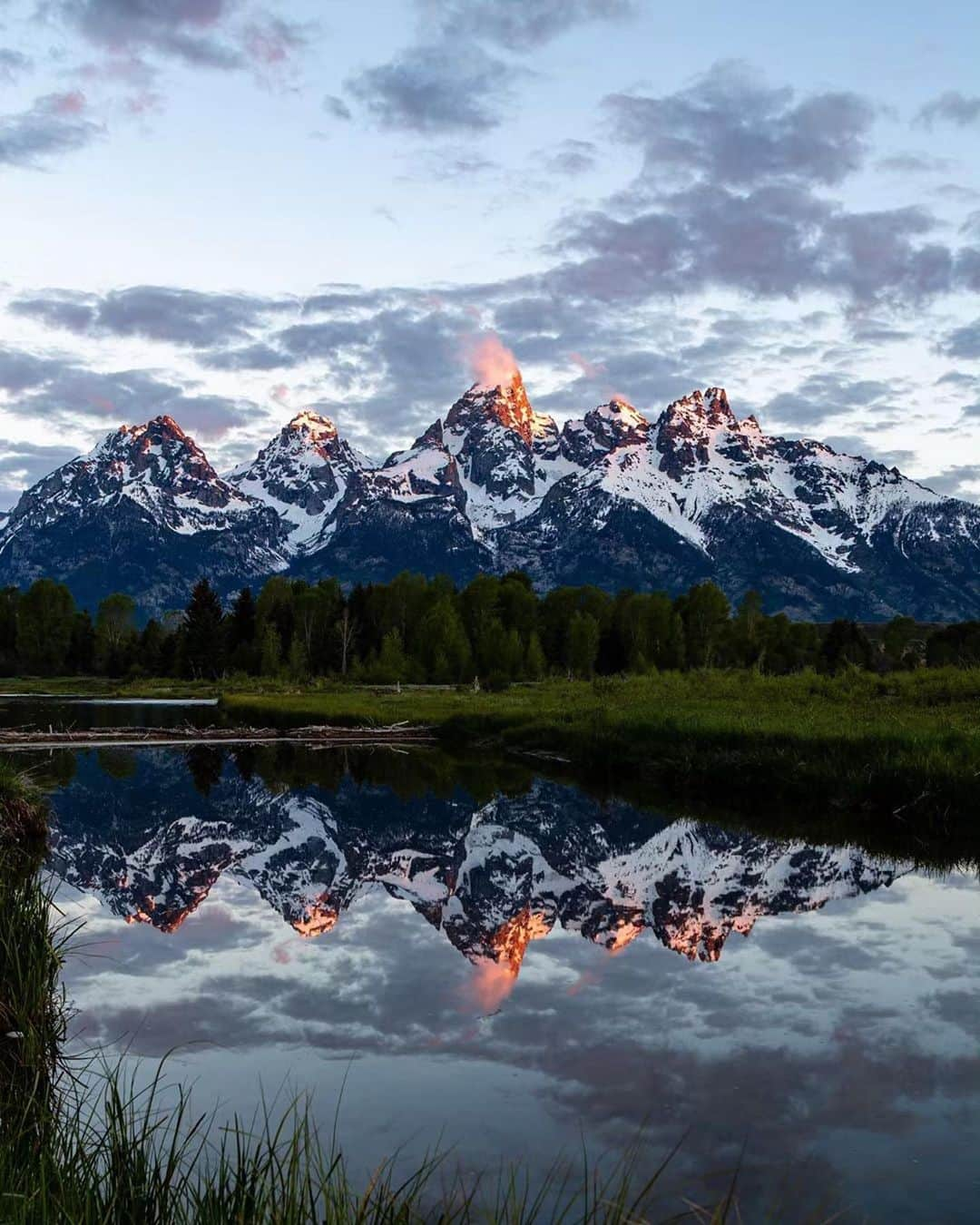 アダム・センさんのインスタグラム写真 - (アダム・センInstagram)「Wyoming...What a majestic place, and this weekend specifically it was filled with the Legends of the White Claw! 🦅👊🏽💥 #wyoming #JacksonHole 📸•@gibson5151」8月19日 3時22分 - adamsenn