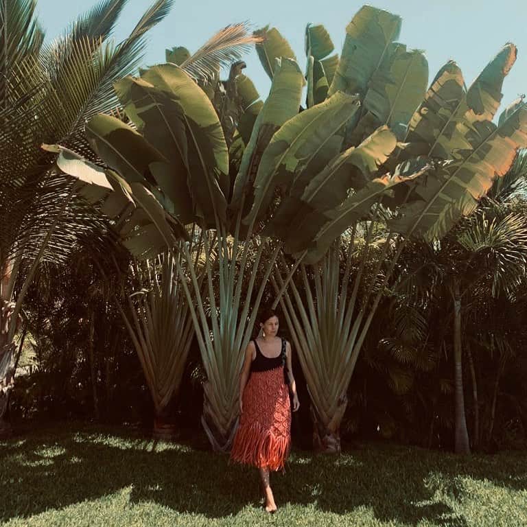 Monica Sordoのインスタグラム：「Summer looks like this in the PACIFICO 🏄‍♀️🌸 @casasofiamancora ☀️ wearing a (gown) maxi petal straw bag by @escvdo and our Garzón “mussel” Earrings  #Mancora #Peru #MadeInPeru #MonicaSordo」