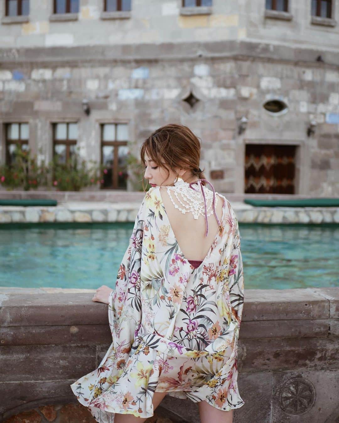 仲村美香さんのインスタグラム写真 - (仲村美香Instagram)「羽織ってるのは @annebra_daikanyama のガウン💕 旅行で着たかったんだ❤️笑 背中が可愛すぎる🥺🥺🥺💕 ・ ・ ・ ・ #水着#ビキニ#swimwear#bikini#turkey #pool#poolside#scarf#sunglasses#トルコ#annebra」8月19日 3時24分 - mikapu0519