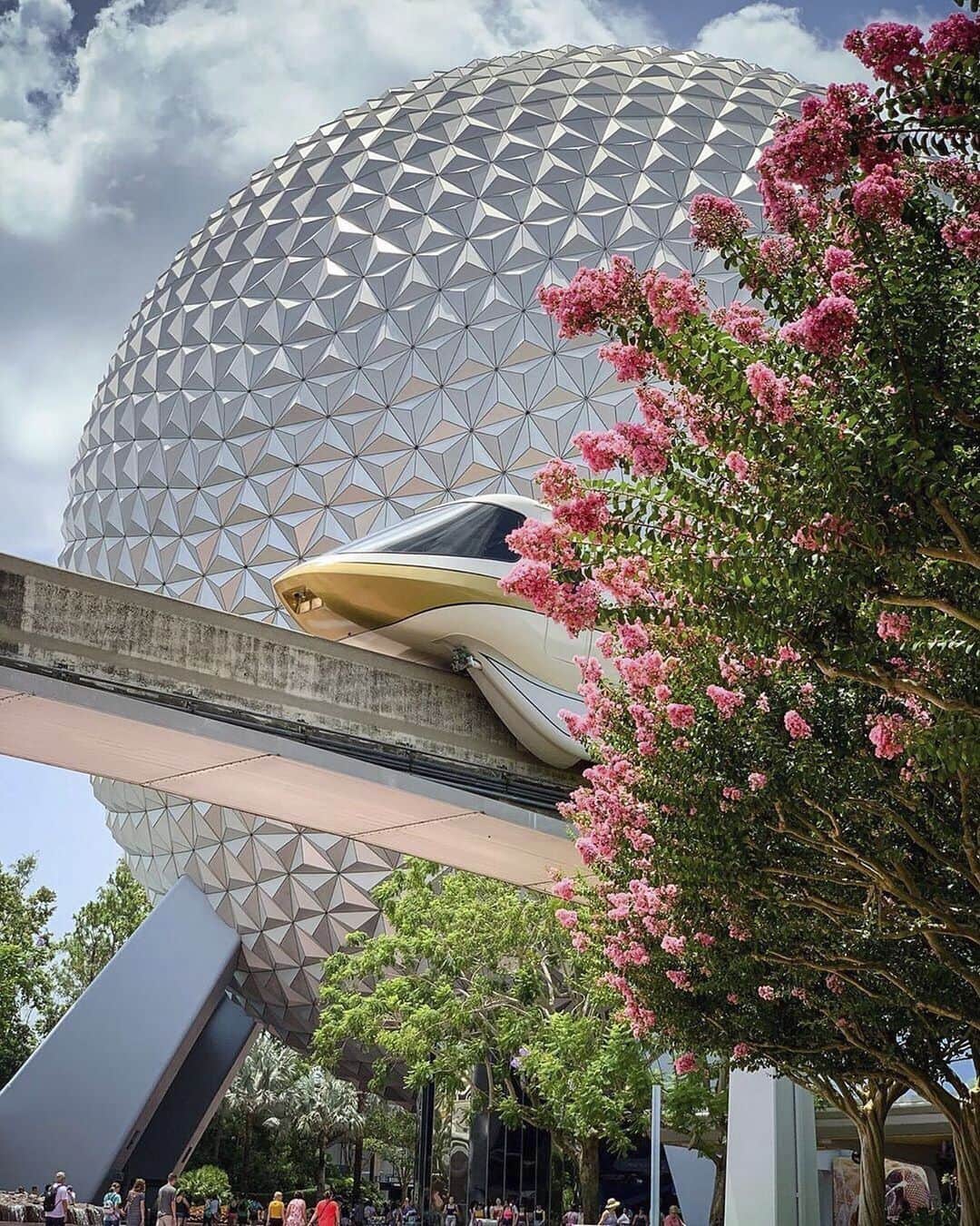 Walt Disney Worldのインスタグラム：「When you just can’t decide between #SpaceshipEarthSunday and #MonorailMonday! 😍🌐🚝 #WaltDisneyWorld (📷: @disneylists_com)」