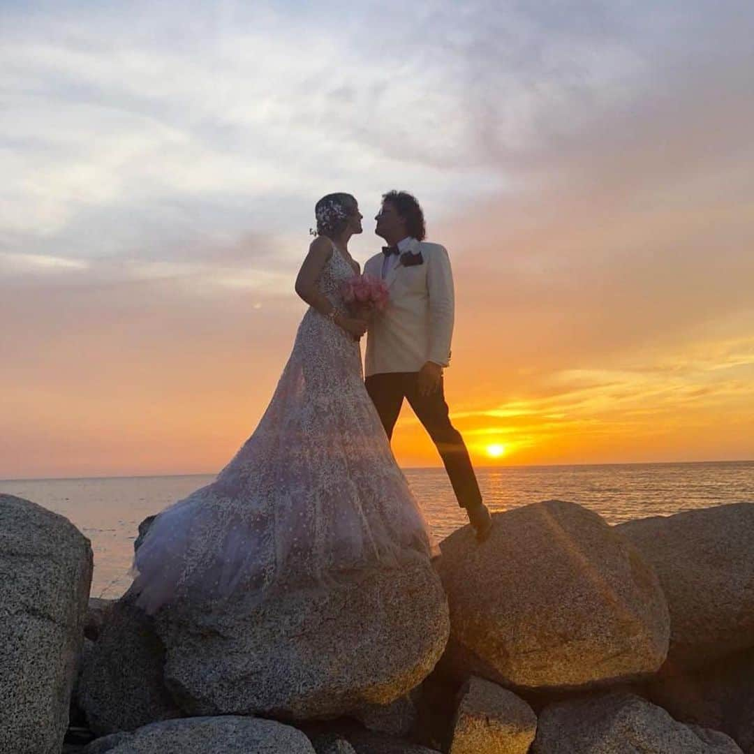 Despierta Americaさんのインスタグラム写真 - (Despierta AmericaInstagram)「@carlosvives  y @claudiaelenaoficial  festejan su primer aniversario de bodas. #Repost @claudiaelenaoficial ・・・ Del amor que nos tenemos es testigo el sol de la Perla de la América! Te amo y me casaría contigo mil veces más @carlosvives #haceunaño #aniversario #matrimonio #SantaMarta 😘❤」8月19日 3時39分 - despiertamerica