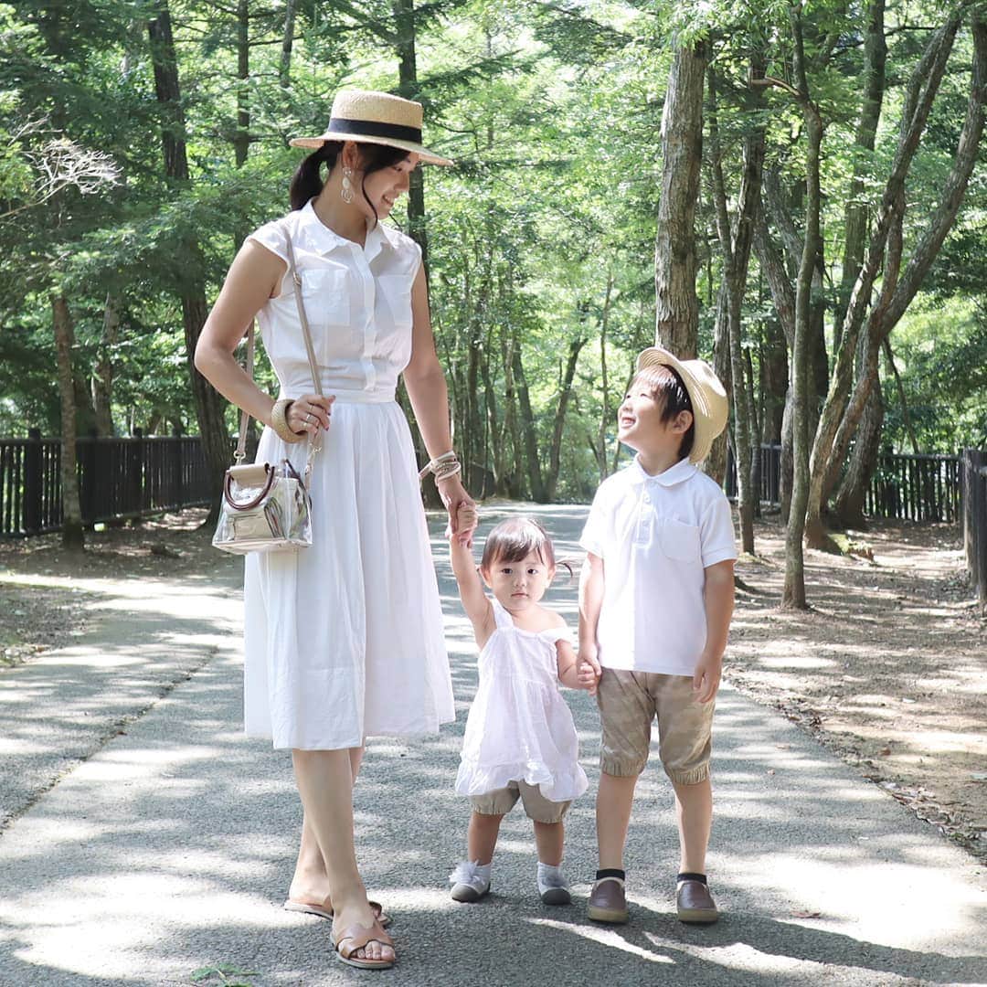 Eri Satoのインスタグラム：「white×beige リンクコーデ · shoes: @titivatejp · 旅行コーデ こちらは#濃溝の滝·#亀岩の洞窟 に行く途中の道🌿 目的地はとっても素敵だったのでまたUPしますね😋 pic③の場所はホタルが見れるんだって✨ · #fashion#ootd#outfit#code#coordinate#style#instafashion#instagood#instalike#ファッション#コーディネート#コーデ#プチプラ#プチプラコーデ#ママコーデ#mamagirl#locari#ママファッション #partegram#読者モデル#ママモデル #l4like#カジュアル#お洒落さんと繋がりたい#親子リンクコーデ愛好家#千葉旅行#千葉#君津」