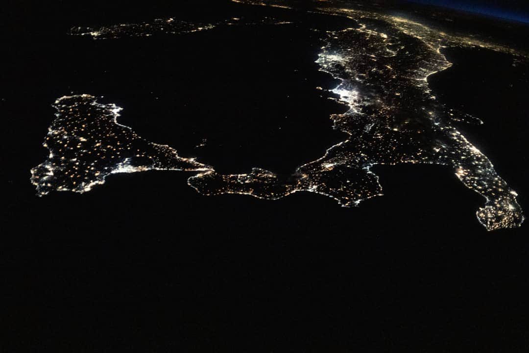 国際宇宙ステーションさんのインスタグラム写真 - (国際宇宙ステーションInstagram)「Italy pictured near midnight local time from 258 miles above the Mediterranean Sea.  #nasa #italy #mediterranean #sea #earth #international #space #station」8月19日 3時52分 - iss