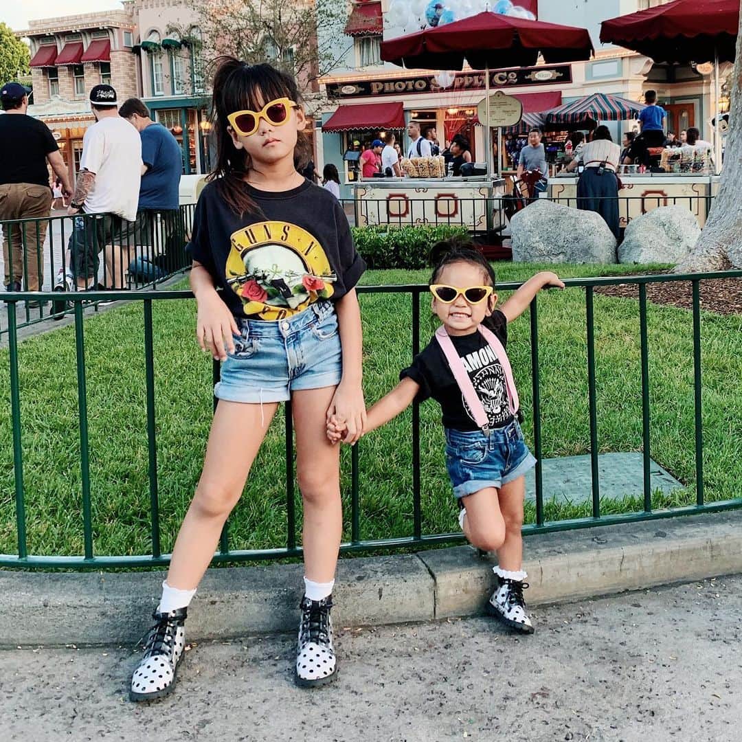 Zooey Miyoshiさんのインスタグラム写真 - (Zooey MiyoshiInstagram)「Trying to take a cool pic for the gram but your little sister won’t stop being extra. 🤦🏻‍♀️ Tag your bestie 👯‍♀️ #zooeyxamelie #zooeydisneystyle」8月19日 4時03分 - zooeyinthecity