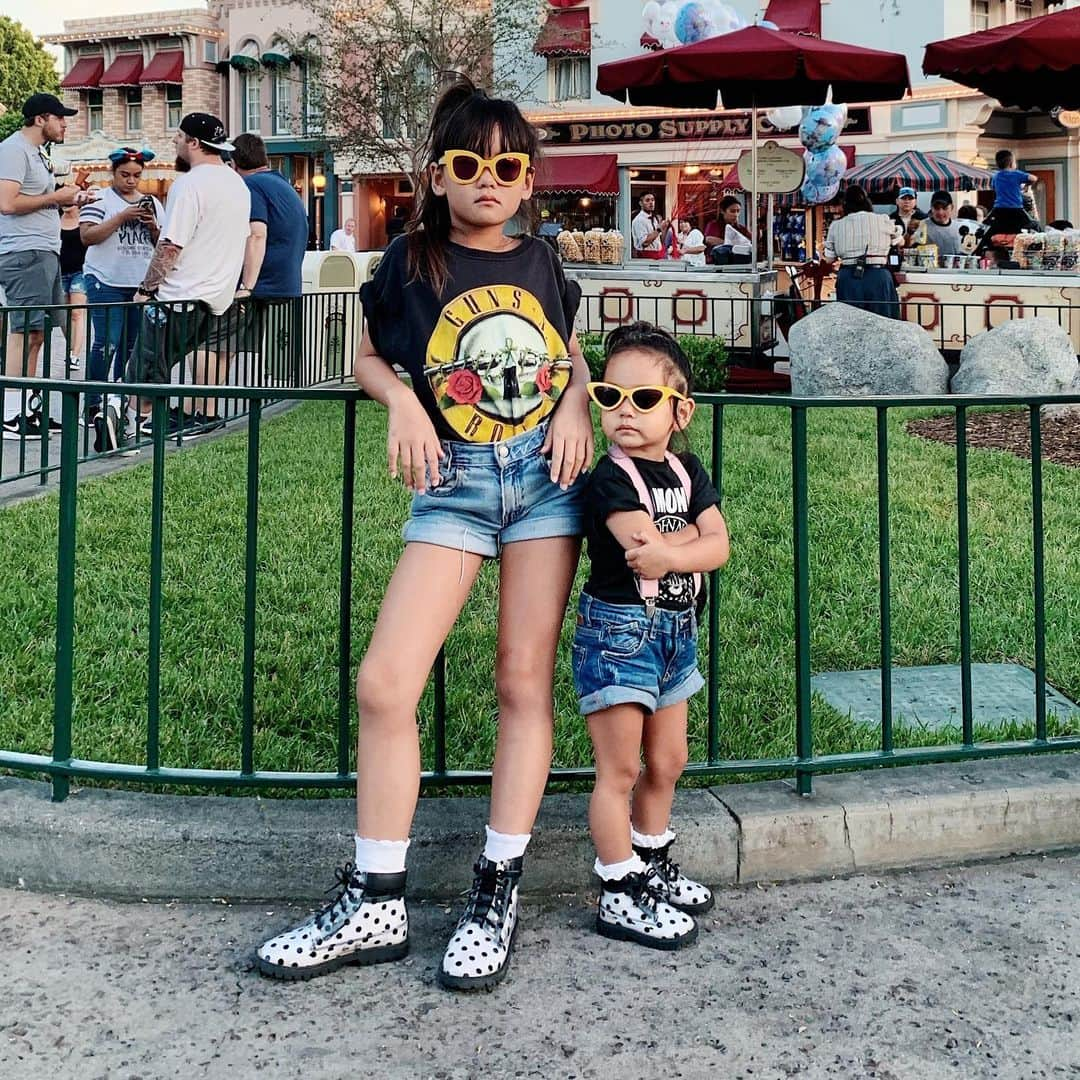 Zooey Miyoshiさんのインスタグラム写真 - (Zooey MiyoshiInstagram)「Trying to take a cool pic for the gram but your little sister won’t stop being extra. 🤦🏻‍♀️ Tag your bestie 👯‍♀️ #zooeyxamelie #zooeydisneystyle」8月19日 4時03分 - zooeyinthecity