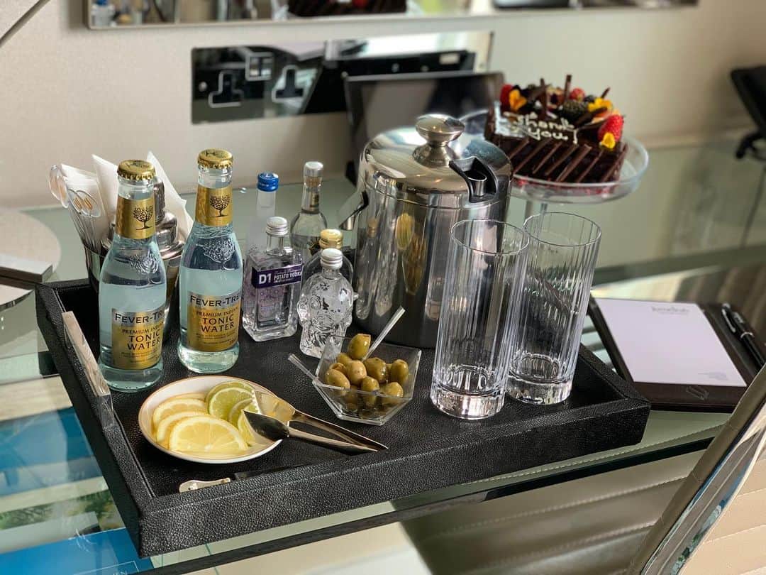 ジョン・バロウマンさんのインスタグラム写真 - (ジョン・バロウマンInstagram)「@jumeirahct always surprises me when I stay. This time a little selection of #vodkas and a #cake. (Sing the next line #chess) They know me soo well. Jb 😘🍸🍸❤️🎉🥔🍋🌈💋」8月19日 3時58分 - johnscotbarrowman