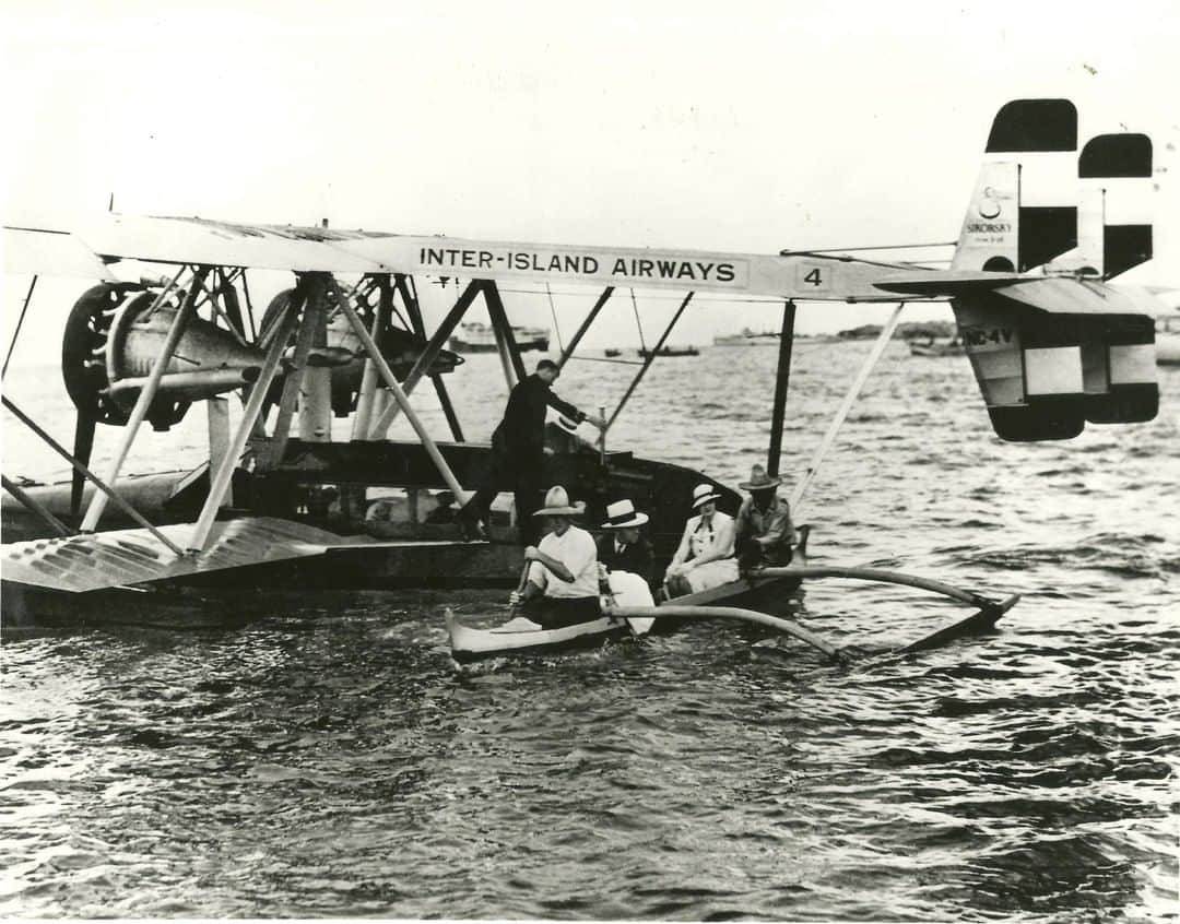 ハワイアン航空さんのインスタグラム写真 - (ハワイアン航空Instagram)「With no navigational radios until 1932, pilot Jimmy Hogg borrowed from the Polynesian tradition of wayfinding and navigated his routes using the color of the ocean. Occasionally landing on water, S-38 passengers had to be ferried to land in canoes. #TB #DYK」8月19日 4時00分 - hawaiianairlines