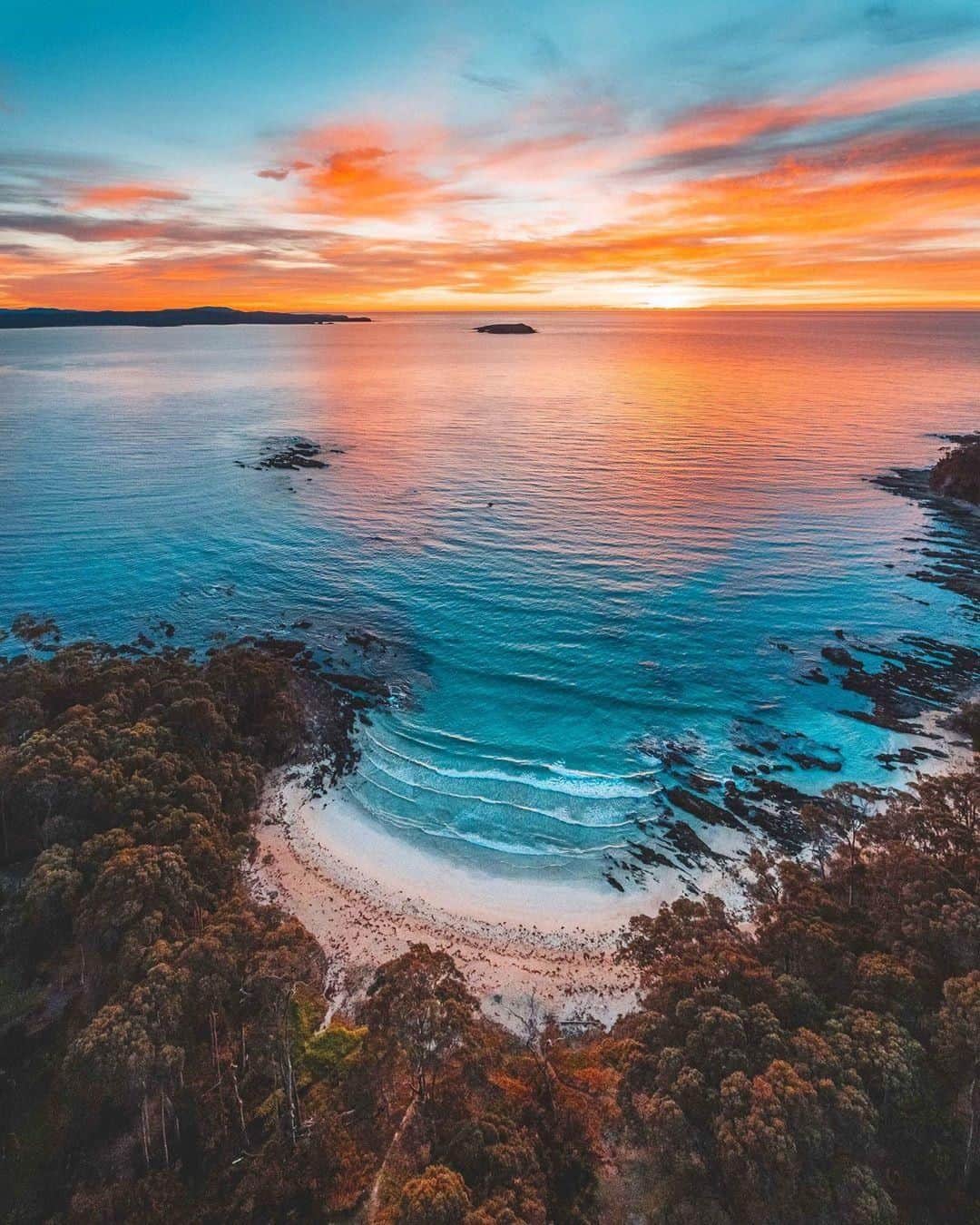 Australiaさんのインスタグラム写真 - (AustraliaInstagram)「"The best way to start a day is with a burning sunrise." 🌅 We totally agree with @josh_burkinshaw on that! Located on the @visitnsw south coast, @eurobodalla's #BatemansBay has plenty of picture-perfect beaches to watch the #sunrise from. Spend your morning swimming or surfing, then head to @jjatthemarina or @starfish_deli for a seafood feast to get a taste of the fresh produce from the region.  #seeaustralia #newsouthwales #eurobodalla #thegreatoutdoors #travel」8月19日 4時00分 - australia