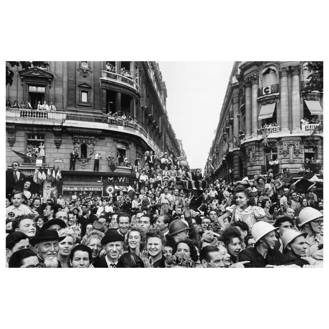 Magnum Photosさんのインスタグラム写真 - (Magnum PhotosInstagram)「"The road to Paris was open, and every Parisian was out in the street to touch the first tank, to kiss the first man, to sing and cry" - Robert Capa . Ahead of the 75th anniversary of the Liberation of Paris during World War II, we look back on the historic scenes documented by three of the four Magnum Photos co-founders. Link in bio. . PHOTO: Crowds celebrating the liberation of the city. Paris., France. August 25th, 1944. . © #RobertCapa © @icp/#MagnumPhotos . #WorldWarII #LiberationofParis #Capa」8月19日 4時00分 - magnumphotos