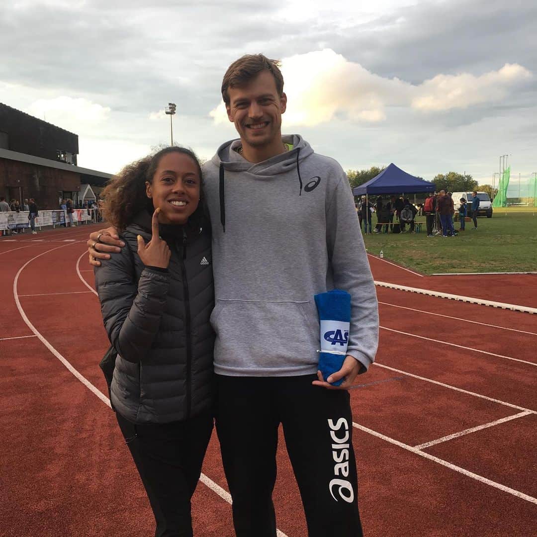 クリストフ・ルメートルのインスタグラム：「Après le vent de Szczecin, le froid et la pluie du Luxembourg. La victoire sur le 200m est au bout mais les conditions étaient difficiles pour faire une bonne performance et réaliser les minimas. On garde le sourire et on va se préparer pour le @meetingparis samedi prochain pour un 200m de haut niveau avec, je l’espère 🤞🏻, des  meilleurs conditions pour le sprint. Restons positif et optimiste car je sais que j’ai  les minimas dans les jambes. #asics #imoveme #competition #athletisme #200m」