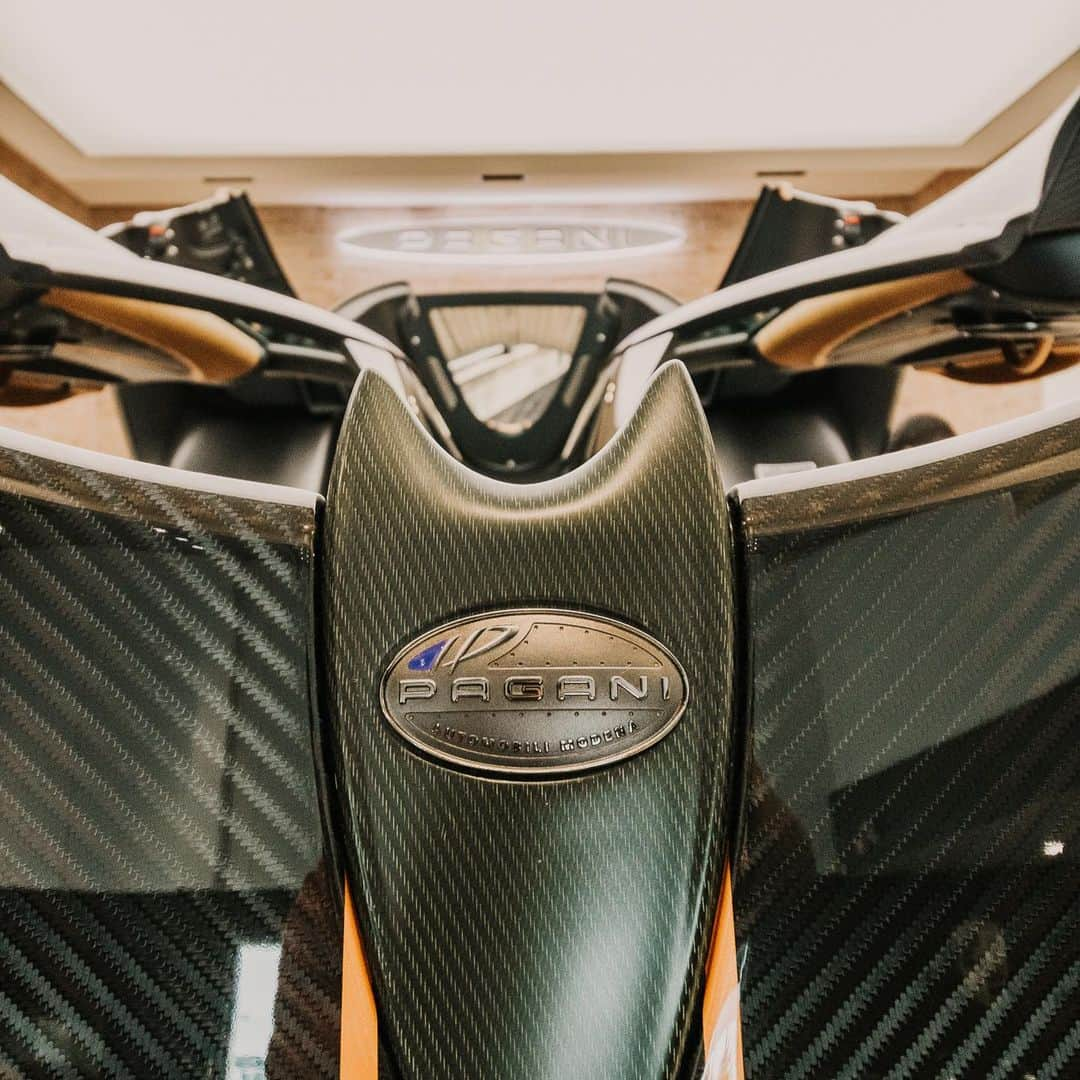 CarsWithoutLimitsさんのインスタグラム写真 - (CarsWithoutLimitsInstagram)「Green Carbon Huayra BC  Photo @niruvisuals Set 2/5 @paganiautomobili @gregb.23  #carswithoutlimits #pagani #huayrabc #huayra @pfaffpagani」8月19日 4時05分 - carswithoutlimits