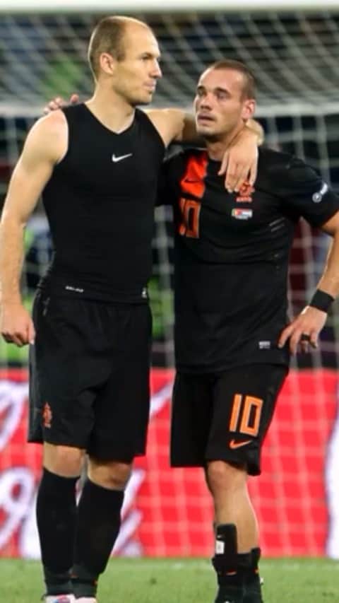 ヴェスレイ・スナイデルのインスタグラム：「A big thank you to @afcajax @realmadrid @inter @galatasaray @ogcnice @algharafaclub and @onsoranje for believing in me and to all my fans from all over the world for your amazing support ⚽🔥 I will never forget 🙏🏼」