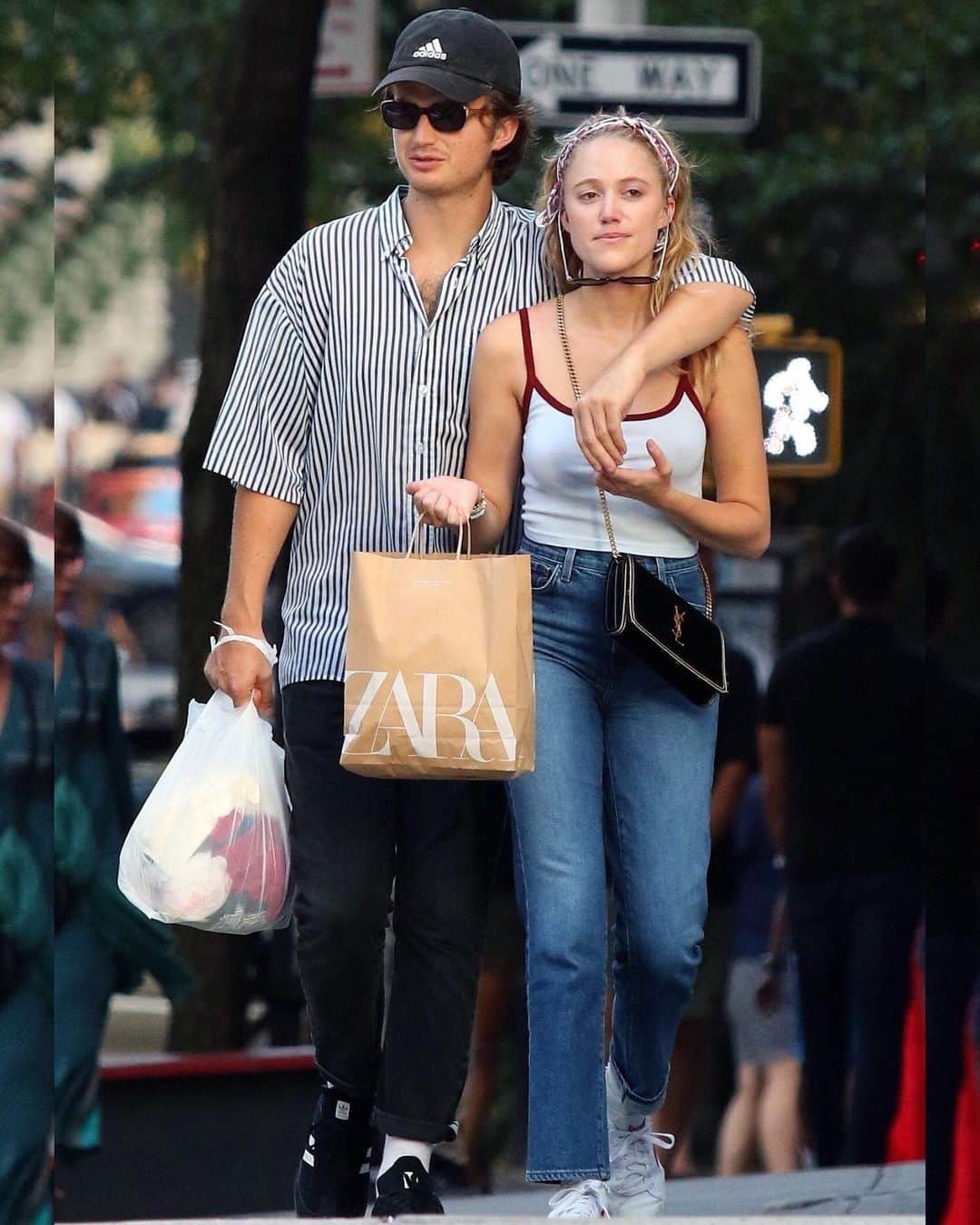 Just Jaredさんのインスタグラム写真 - (Just JaredInstagram)「@uncle_jezzy wraps his arm around girlfriend @maikamonroe while out shopping in NYC #JoeKeery #MaikaMonroe Photo: BackGrid」8月19日 4時21分 - justjared