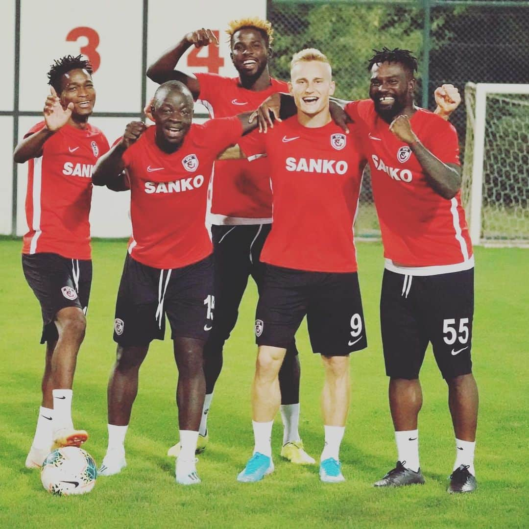 パピ・ジロボジさんのインスタグラム写真 - (パピ・ジロボジInstagram)「Hi guys 😀😜 it’s been a month god gave me a new challenge new country new city and new team  @gazisehirfk ❤️🖤 happy and proud to be here with everyone we worked very hard with the staff since  first day and our first game tomorrow against @fenerbahce god give us the win inchallah 🙏🏿 and I wanna wish everyone in the club the fans and the city a great season with success inchallah 🙏🏿❤️🖤✅🔥🔥 #godisthebestitsneverfinishtilltheend#onlypositivevibes!##%% 👉🏿👱🏿‍♂️👈🏿 like @memphisdepay sorry I cheat your celebration bro... 🤔🙈 @bertrandtraore10 😜😀」8月19日 4時14分 - papydjilo5