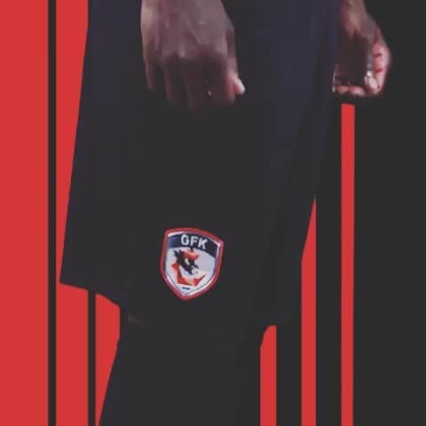 パピ・ジロボジのインスタグラム：「Hi guys 😀😜 it’s been a month god gave me a new challenge new country new city and new team  @gazisehirfk ❤️🖤 happy and proud to be here with everyone we worked very hard with the staff since  first day and our first game tomorrow against @fenerbahce god give us the win inchallah 🙏🏿 and I wanna wish everyone in the club the fans and the city a great season with success inchallah 🙏🏿❤️🖤✅🔥🔥 #godisthebestitsneverfinishtilltheend#onlypositivevibes!##%% 👉🏿👱🏿‍♂️👈🏿 like @memphisdepay sorry I cheat your celebration bro... 🤔🙈 @bertrandtraore10 😜😀」