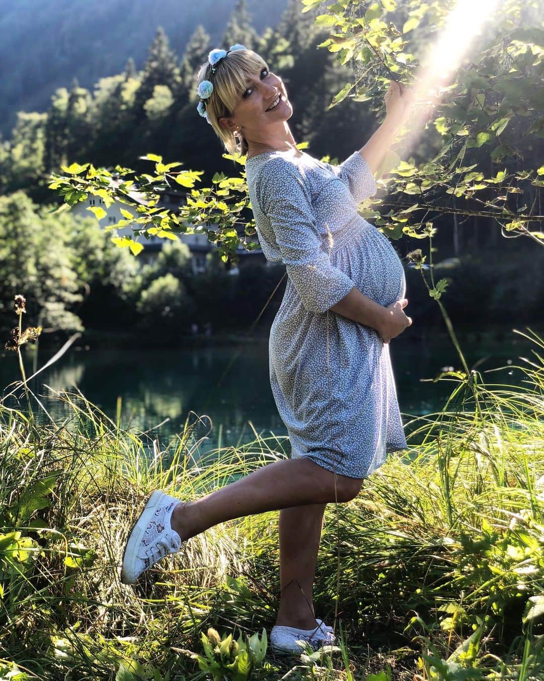 アリオナ・サフチェンコさんのインスタグラム写真 - (アリオナ・サフチェンコInstagram)「A walk in nature 🥰🤰 _ #nature #mothertobe #pregnant #christlessee #babybump #love」8月19日 4時17分 - aljonasavchenko