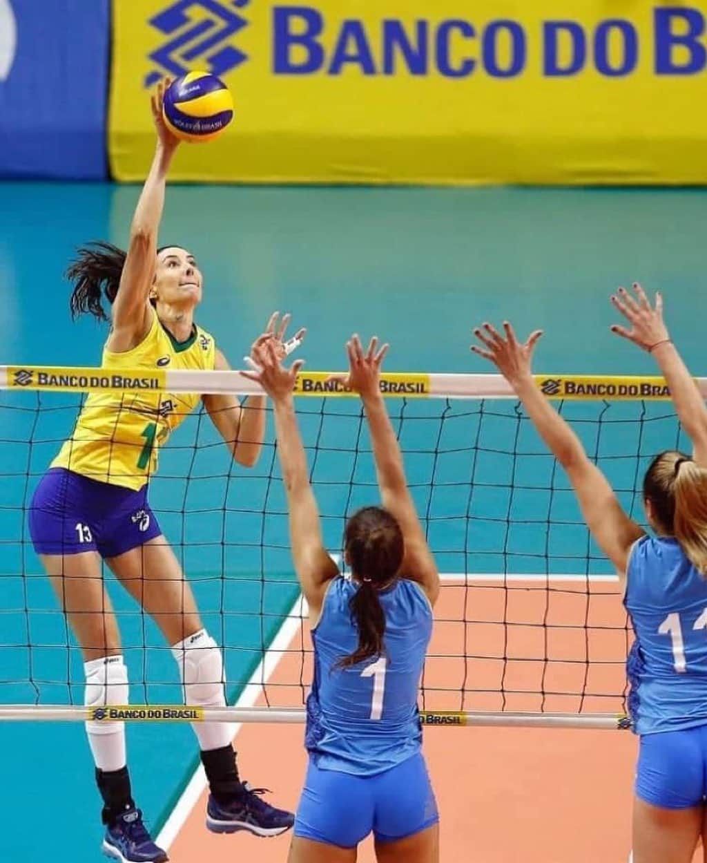 シェイラ・カストロのインスタグラム：「Muito feliz em voltar a defender o Brasil!!! Sempre tive muito orgulho de vestir esta camisa, de defender meu país e de tudo que conquistamos! Obrigada a todos que torceram e quiseram muito a minha volta! I’m back!!! Devagarinho vou atingindo minha melhor forma! #selecao #brasil #orgulho #amarelinha #volei #sheillacastro」