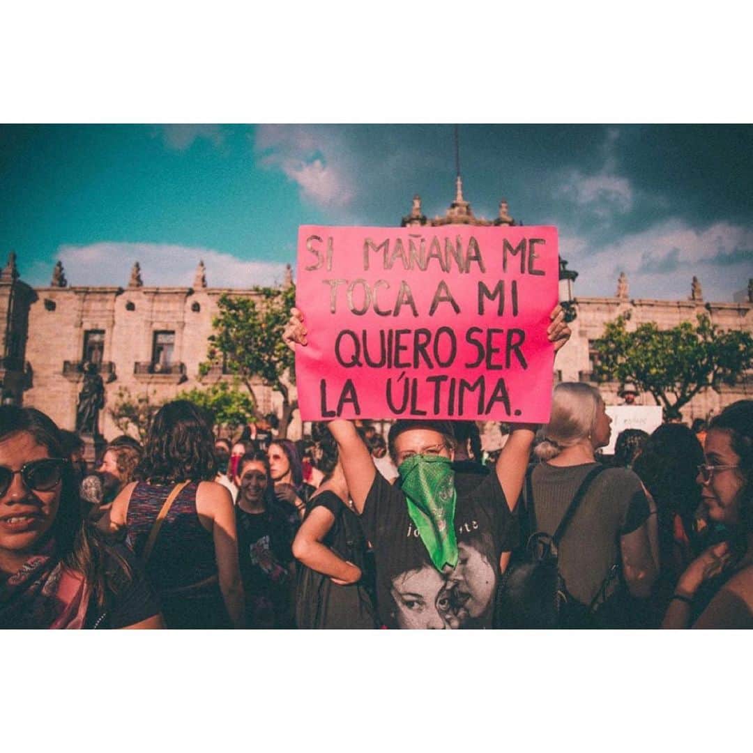 ナタリア・コルドバ・バックリーのインスタグラム：「"La violencia no se combate con más violencia". Es verdad. Es verdad. Suena justo. Hasta bonito. La legalidad, caray, qué más quisiéramos. ¿Cómo les digo? Es un asunto de proporciones. La barbarie. Tomó las calles. Tenemos miedo. Casi todas. Y, ellas, más. Son tan jóvenes. Son valientes. Son sororas. Y nos dicen: "Nos están matando". Hoy, se escrituraron los muros alrededor de una glorieta en la Ciudad de México... Estamos obligados a escuchar. No ha sucedido. No hemos podido. Escuchar. Daniela: "Ya no se ve nada". Y, esta tarde- noche. Una joven viva. Viva. Viva. Abre los brazos hacia las nubes. Como en la foto. Por ellas. Esa es la "secuencia". Esa, y no otra. Y, se los ruego. A los enemigos de la Cuarta T. No irrumpan acá. Por favor, no. Los feminicidios, por primera vez, tienen la posibilidad de ser escuchados. No comenzaron hace ocho meses. Ojalá, que los feminismos... tan distintos entre sí... ojalá, y que todas las generaciones de los feminismos... podamos abrirnos a un diálogo. Nos necesitamos. Vamos juntas. A pesar de nuestras diferencias: ante la violencia misógina, vamos juntas. Nos tenemos que cuidar. Tomemos las plazas. ¡Claro que sí! Tomemos también, las mesas de diálogo. Tenemos tanto que aprender las unas de las otras. Ni una Menos. Si Tocan a Una Respondemos Todas. Maria Teresa Priego #niunamas #nomecuidanmeviolan」