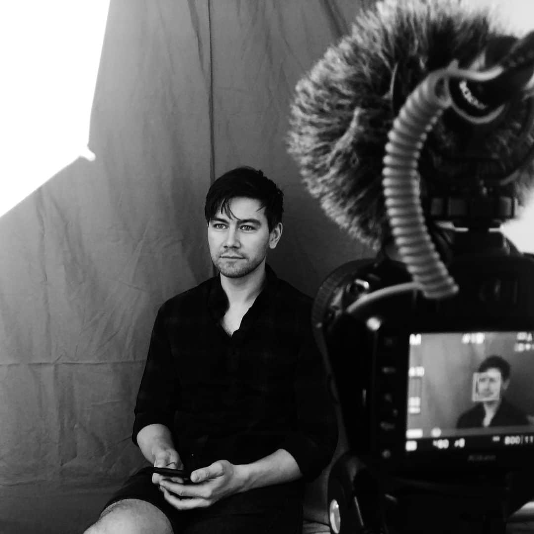 トーランス・クームスのインスタグラム：「Self tapes are a waist-up affair. My bare legs are none of your business.」