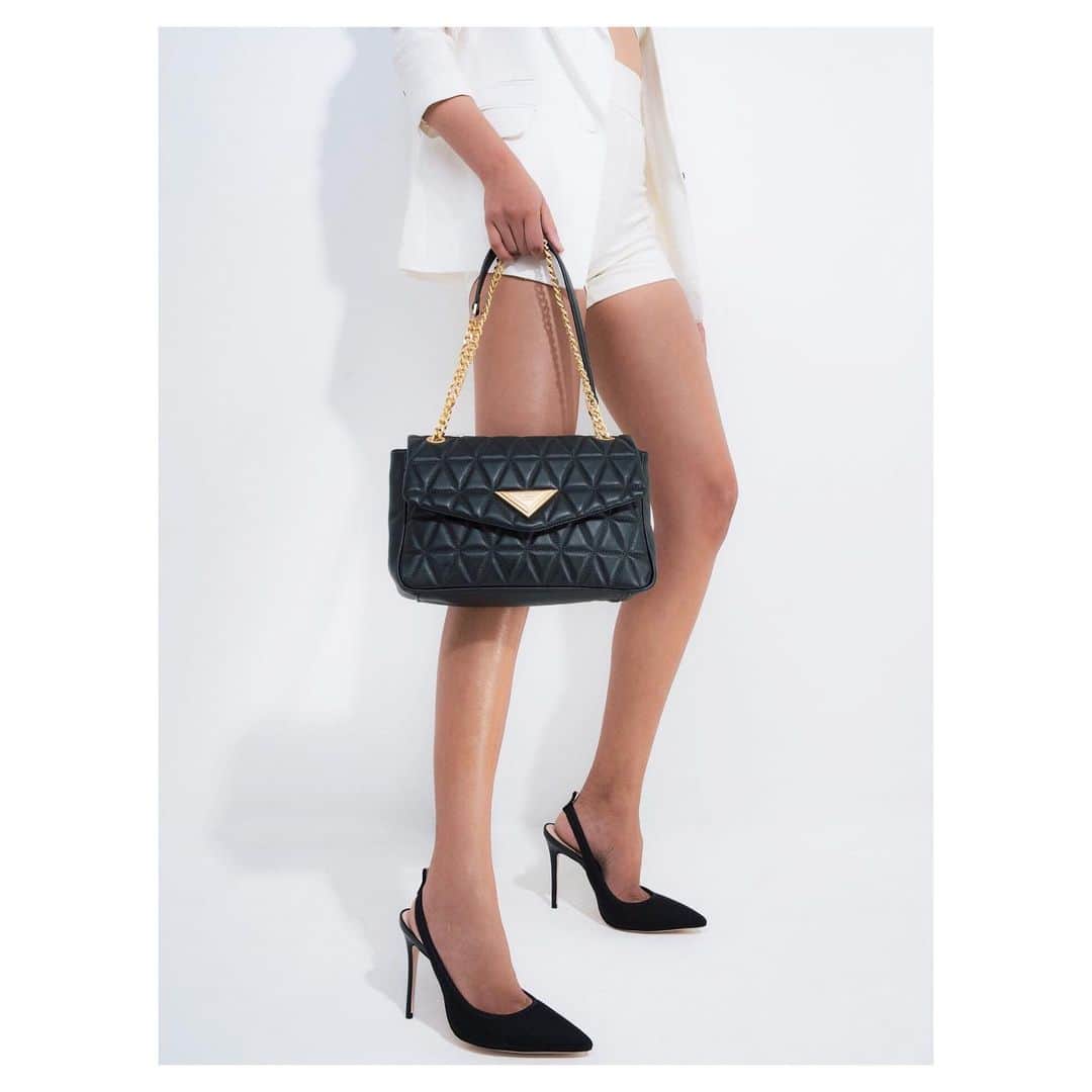 Schutzのインスタグラム：「MIX AND MATCH 🖤 NEW 944 #schutzsummer #schutzhandbags」