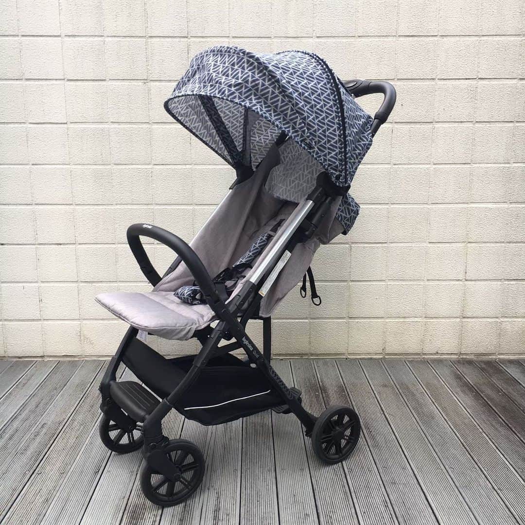 blossom39_officialのインスタグラム：「. 発売当初から大人気で全色欠品していたInglesinaの《QUID》がメーカー再入荷いたしました👏✨ . 新生児から17kgのお子様まで使用可能なのに、なんと本体重量は5.9kgと軽量！さらに、近年ベビーカー業界で大激戦区の三つ折りコンパクトタイプなんです！！ . 深くかぶる幌やゆったりしたシート、標準装備のレインカバーやフロントバー、おしゃれなバイカラーデザインなど、おすすめ要素がたっぷり！ . 是非店頭でご覧ください♡ . ※店舗により取り扱いのない場合もございます。詳しくは直接店舗までお問い合わせくださいませ。 . #blossom39 #ブロッサム39 #inglesina #イングリッシーナ #inglesinaquid #コンパクトベビーカー #三つ折りベビーカー #ベビーカー選び #赤ちゃんのいる生活」