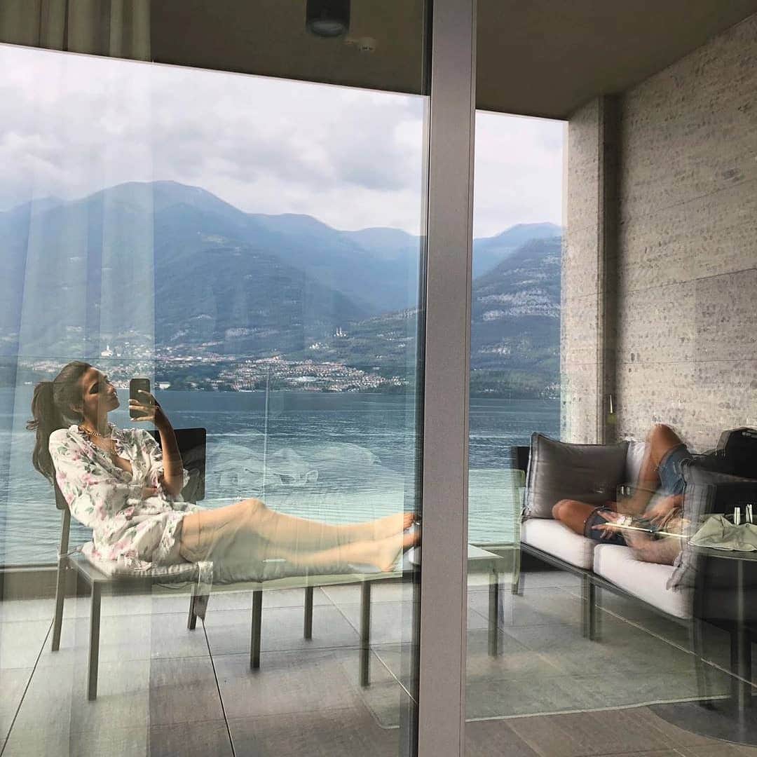 のインスタグラム：「Dreamy Sundays.  @amy_marietta in the Night Cap Robe.  #ykmyway #SundayLove #dreamydestinations #travelinspo #YumiKim」
