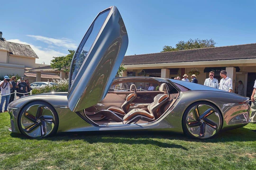 ベントレーさんのインスタグラム写真 - (ベントレーInstagram)「EXP 100 GT now makes its final appearance at Monterey Car Week 2019 - as the stand-out star of the Concept Lawn. Representing all that we are striving to for the future of Bentley - sustainable luxury, integrated cutting-edge technology and effortless performance, to enhance the lives of our customers and the Extraordinary Journeys they'll enjoy.  #MontereyCarWeek #Bentley100Years #EXP100GT #ConceptLawn @pebblebeachconcours」8月19日 4時36分 - bentleymotors