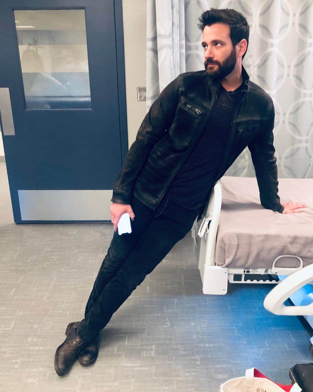 コリン・ドネルのインスタグラム：「Anyone: Act Natural  Me:」