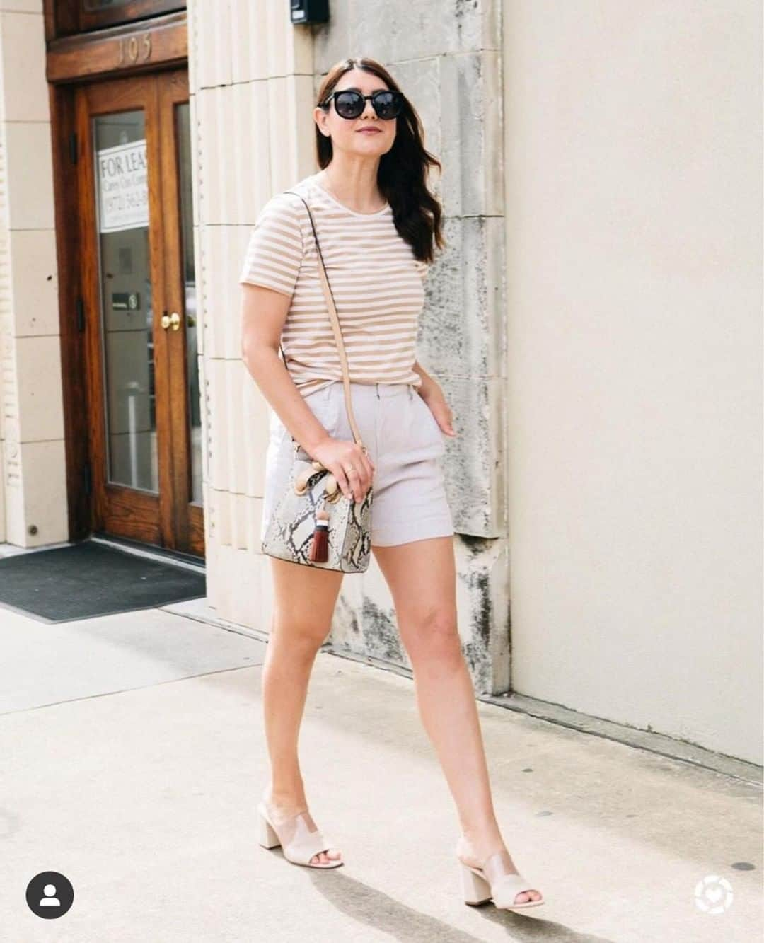 ヴィンスカムートさんのインスタグラム写真 - (ヴィンスカムートInstagram)「@kendieveryday sporting sleek summer neutrals in the Nechesta mule and Suni satchel. #ootd #accessories #vincecamuto」8月19日 4時45分 - vincecamuto