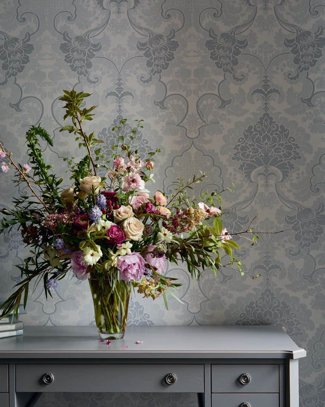 ローラアシュレイのインスタグラム：「French interior design is all about elegance, subtly, and class. Bring that Parisian feel into your home with our new vintage-inspired wallpaper prints」