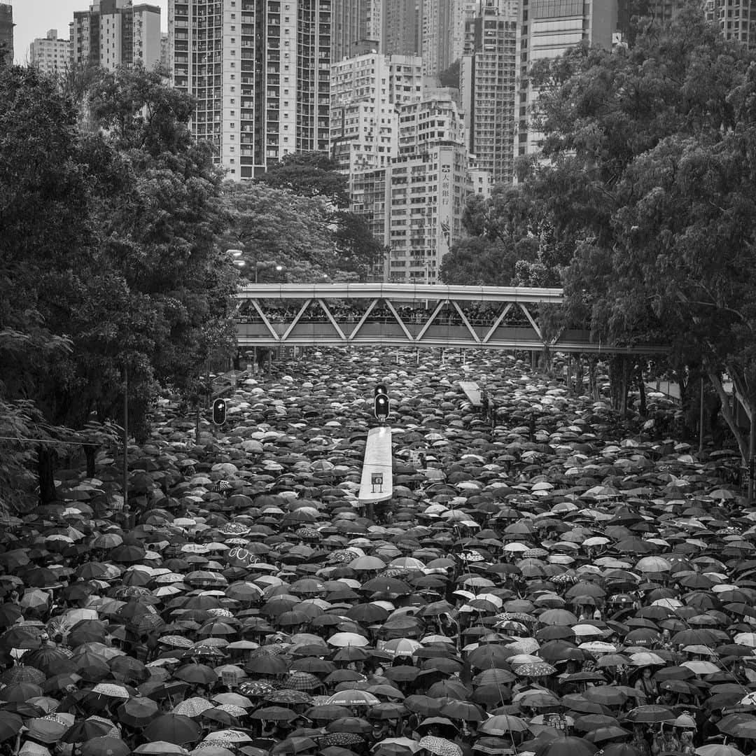 TIME Magazineさんのインスタグラム写真 - (TIME MagazineInstagram)「Hong Kong’s eleventh straight weekend of antigovernment protests culminated in a large rally at the city’s Victoria Park on Aug. 18. Tens of thousands chanted “Free Hong Kong! Democracy Now!” and “Fight for freedom! Stand for Hong Kong!” as a heavy rain fell. Many at the #protest carried banners decrying alleged police brutality and what they claim is collusion between law enforcement and criminal gangs known as triads. There were no major street battles or arrests, to the considerable relief of many in the restive enclave. By the middle of Sunday afternoon, large numbers of protesters defied a police order and began streaming from #VictoriaPark towards the central business district. The sheer number of marchers overwhelmed major roads and brought parts of downtown #HongKong to a virtual standstill. Read more at the link in bio. Photograph by @adamfergusonstudio for TIME」8月19日 4時51分 - time