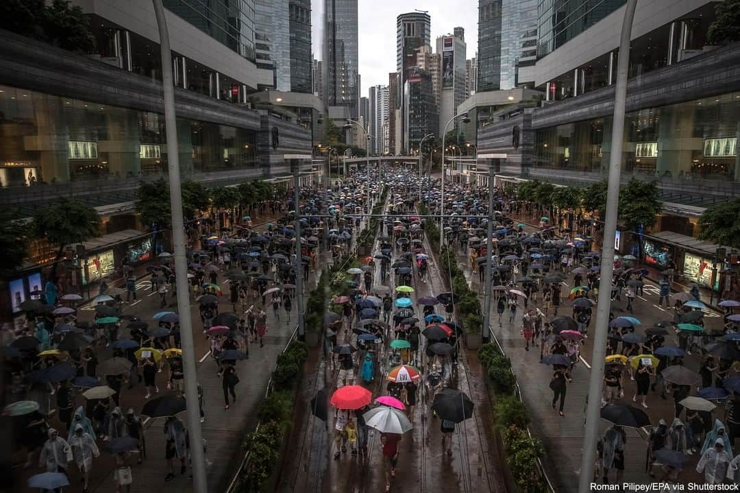 ABC Newsさんのインスタグラム写真 - (ABC NewsInstagram)「Umbrella-wielding protestors march in Hong Kong for another day of large-scale, pro-democracy protests that have gripped the city for weeks. Despite being denied a permit to march, protestors defied rule and rain, filling a major park and spilled into the surrounding streets. #hongkong #protests #prodemocracy #umbrella」8月19日 4時53分 - abcnews