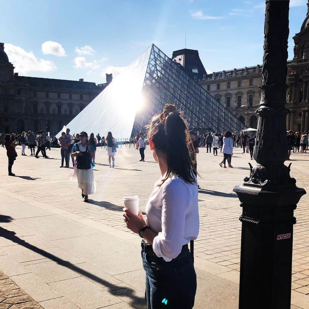 エリザベス・ヘンストリッジさんのインスタグラム写真 - (エリザベス・ヘンストリッジInstagram)「Shine Bright Like A Diamond #paris *NB: The humble scrunchie. Great from every angle.*」8月19日 4時58分 - lil_henstridge