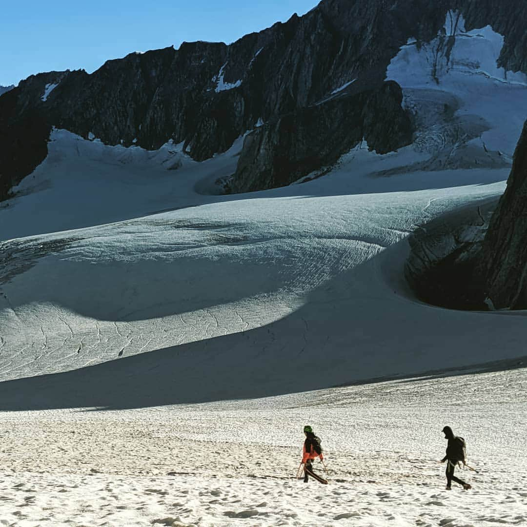 江本悠滋さんのインスタグラム写真 - (江本悠滋Instagram)「自然が創り出す光と影。 山の景色で、こいつと人間との調和が僕は好き 今日もいい１日でした😁 #いい１日 #登山 #ヨーロッパアルプス #山岳撮影」8月19日 5時07分 - emoto_yuji