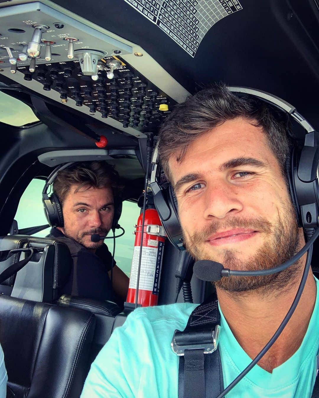 カレン・ハチャノフのインスタグラム：「My co-pilot for today @stanwawrinka85 👌🏻🚁🇺🇸😊 #Helicopter #Ride #NY」