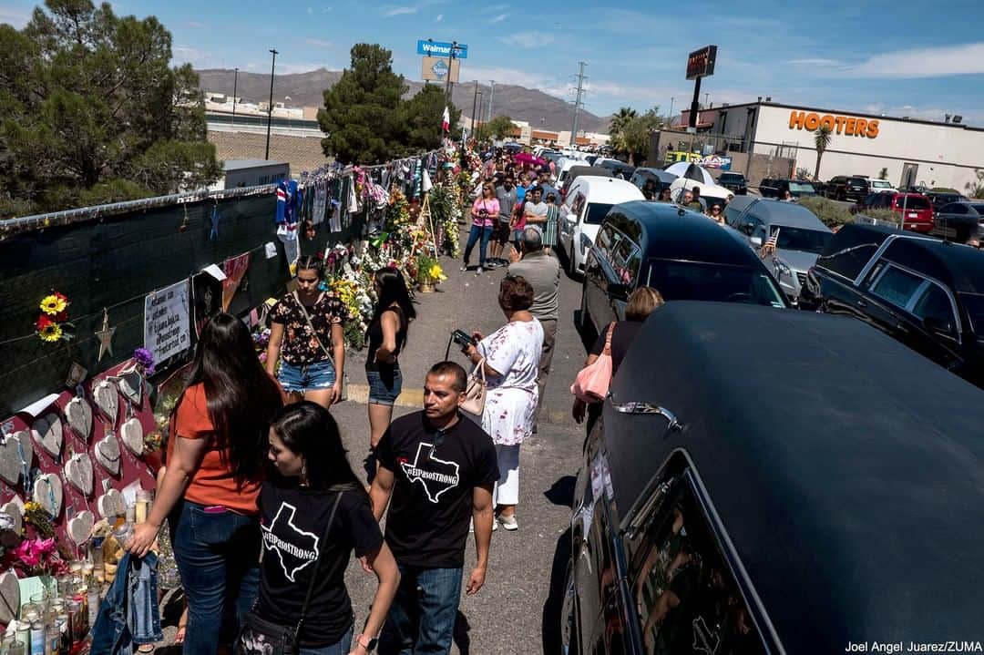 ABC Newsさんのインスタグラム写真 - (ABC NewsInstagram)「More than 1,000 flower arrangements were loaded into 22 hearses to be dropped at a memorial in El Paso, Texas, in remembrance of the 22 victims who were shot and killed during the deadly mass shooting at a Walmart. #memorial #elpaso」8月19日 5時12分 - abcnews