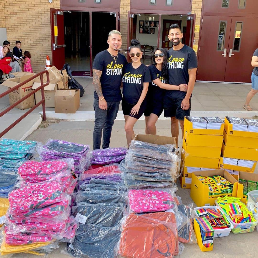 laurag_143のインスタグラム：「“We rise by lifting others” 🙌🏼 As most of you know, after the El Paso tragedy struck, we wanted to do something to help the families of the victims. With your help, we decided to come out with a @liveglam.co #ElPasoStrong lippie 💄 & with the the help of @leeexlieee & @vlexgalindo we were able to raise awareness about the lippie and raise $25,000 dollars 🙌🏼 @dhar.mann & I flew to El Paso for the weekend so we could personally deliver  the donations along with Leslie and Alex.  Today we had the pleasure of dropping off the check at the El Paso Community Foundation ( @elpasocf), where the funds will be used to help the families of the victims. The four of us also decided to help out at a local school (Hillside Elementary) by donating 300 backpacks as well as school supplies. Our hearts have never felt fuller.  We know no amount of donation can take away the pain, but even if we can alleviate some of the suffering for victim’s families it’s all worth it. We love you guys #ElPasoStrong」