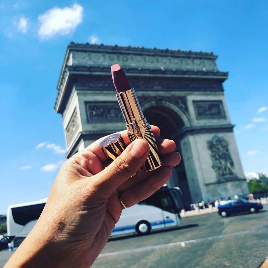 シャーロット・ティルベリーさんのインスタグラム写真 - (シャーロット・ティルベリーInstagram)「I LOVE seeing your photos of my MAKEUP MAGIC around the world!! For all of you globetrotting beauties, I have created a ONE STOP TRAVEL SHOP!! Never leave home without your MAGIC travel beauty essentials again!! From all-in-one palettes to best-selling beauty kits, perfect for your luggage when travelling the world!!! 💖🗺🌟🌺 Discover my Travel Shop NOW on CharlotteTilbury.com. - - - #CharlotteTilbury #TravelShop #TravelBeauty #Makeup #Holiday #Summer #Beauty #TravelEssentials」8月19日 5時16分 - charlottetilbury